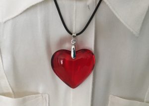 Large red glass heart-shaped pendant necklace -red